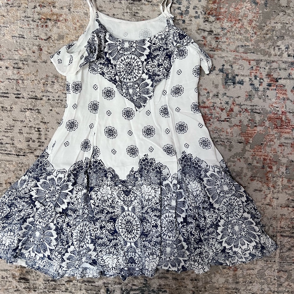 Cute Girls dress white with navy blue design. Has adjustablea and lining.
